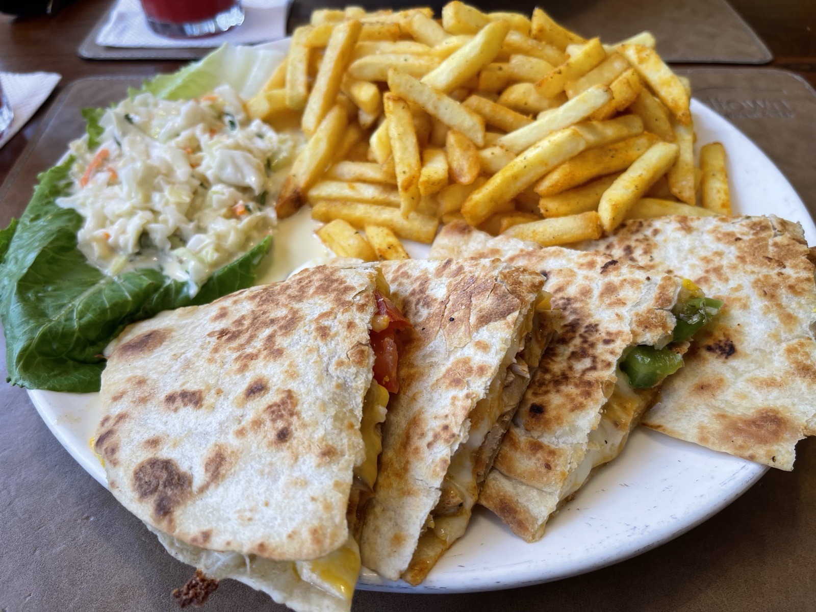 ケサディアとフライドポテト