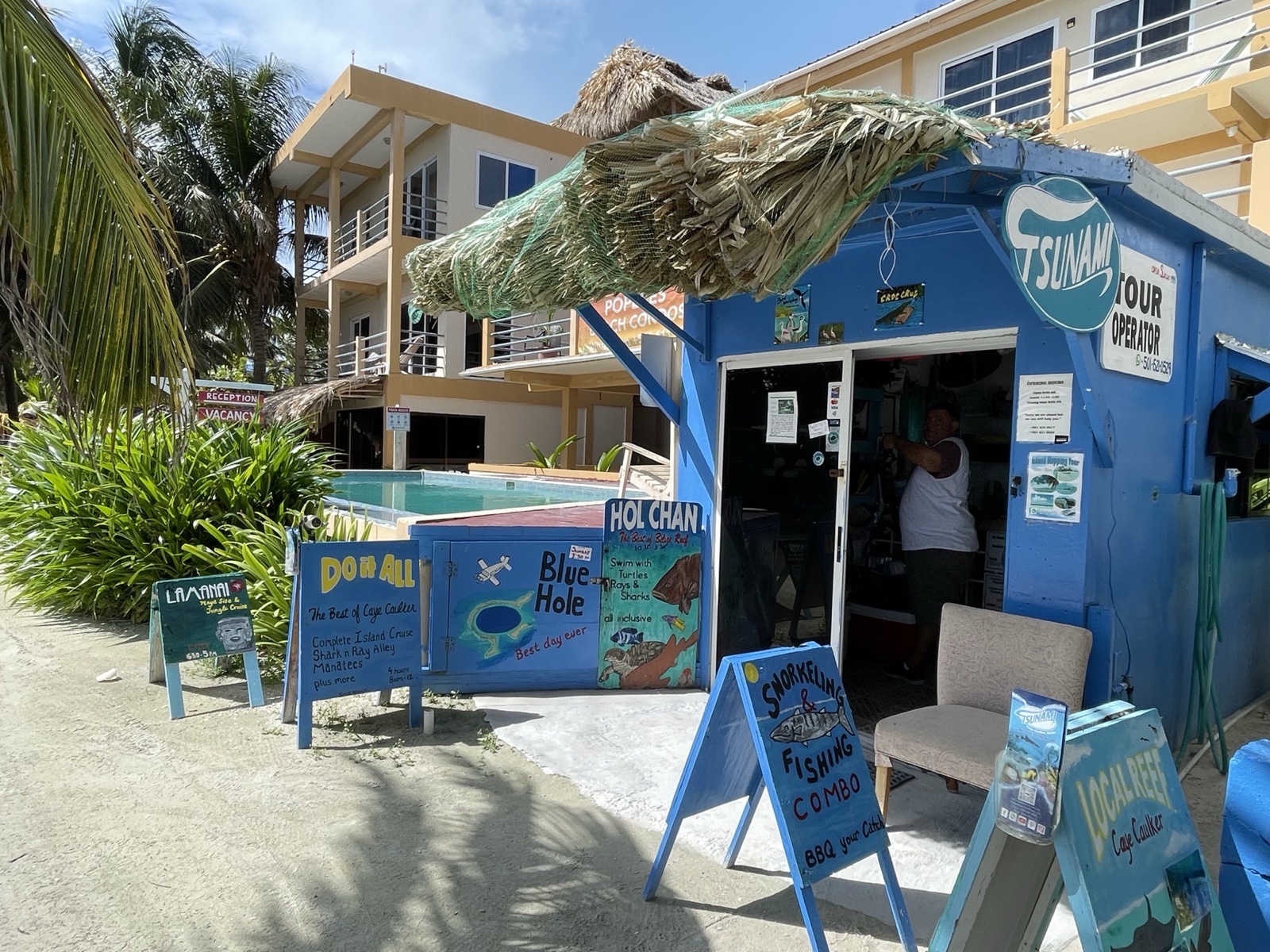 Tsunami Tour Operatorの看板とフェリー乗り場