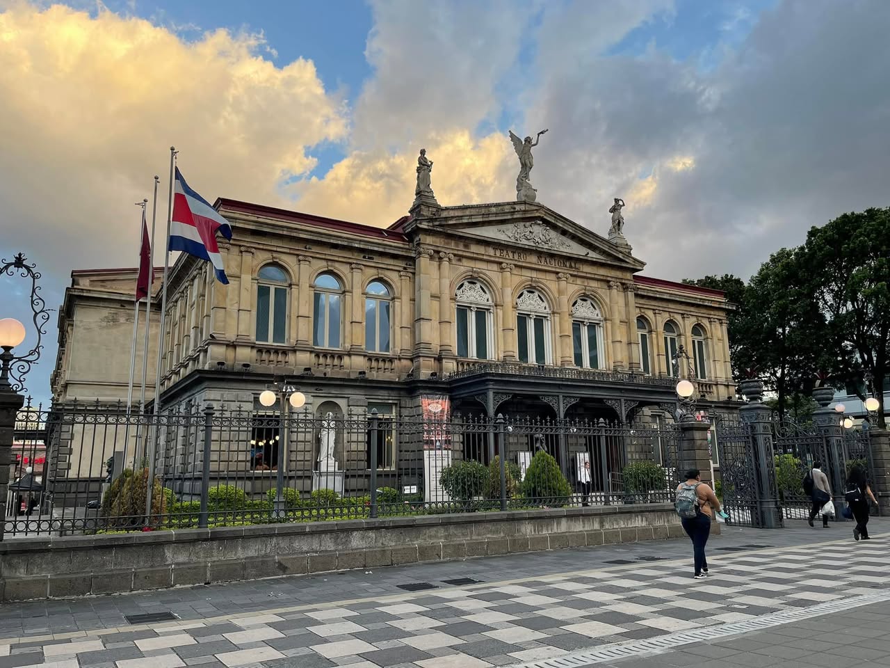 テアトロ・ナシオナル昼間の外観
