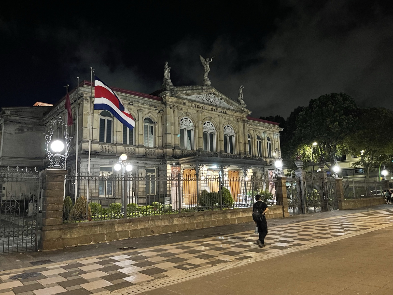 夜のテアトロ・ナシオナルとコスタリカ国旗