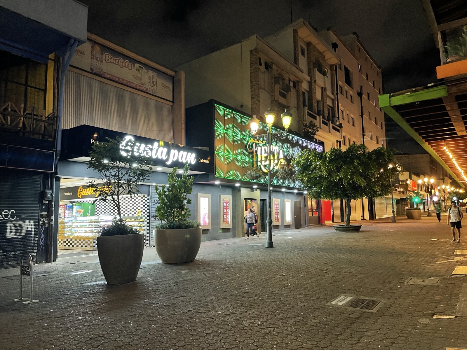 サンホセの夜の繁華街