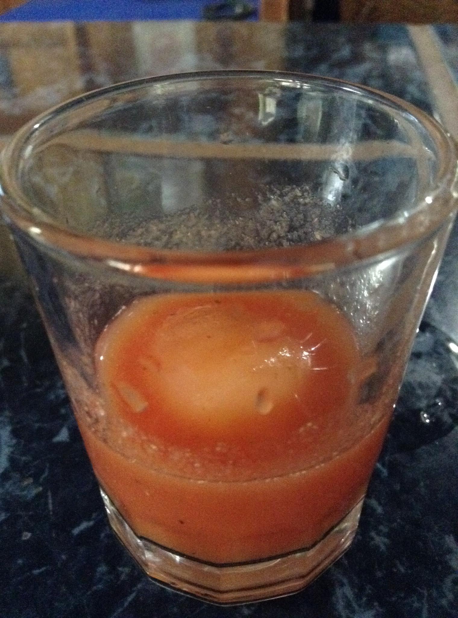 ウミガメの卵をショットグラスで