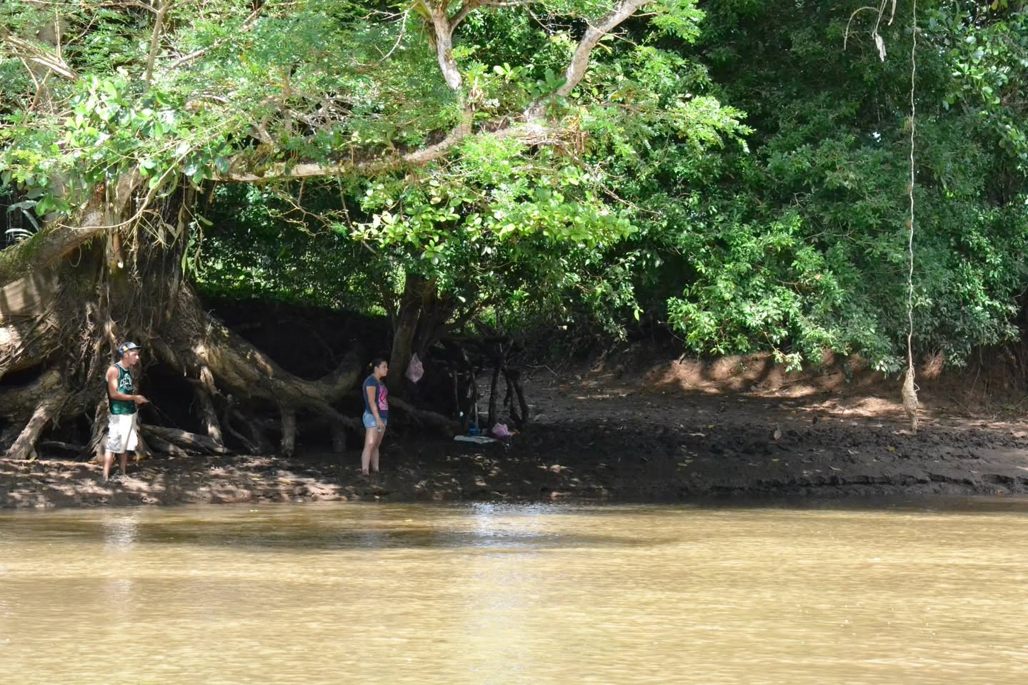川で釣りをする地元の人