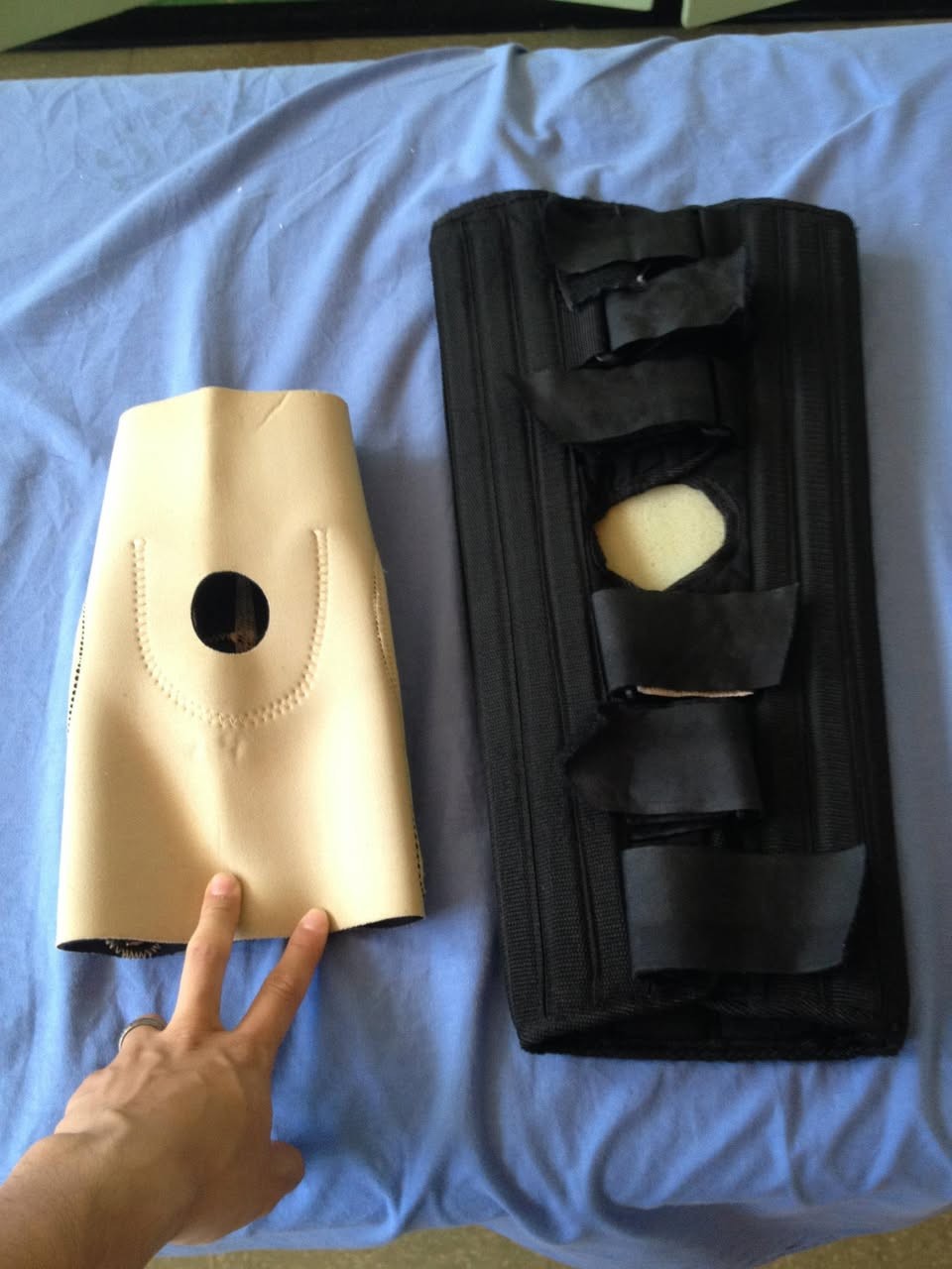CENARE 装具室に並べられた膝装具