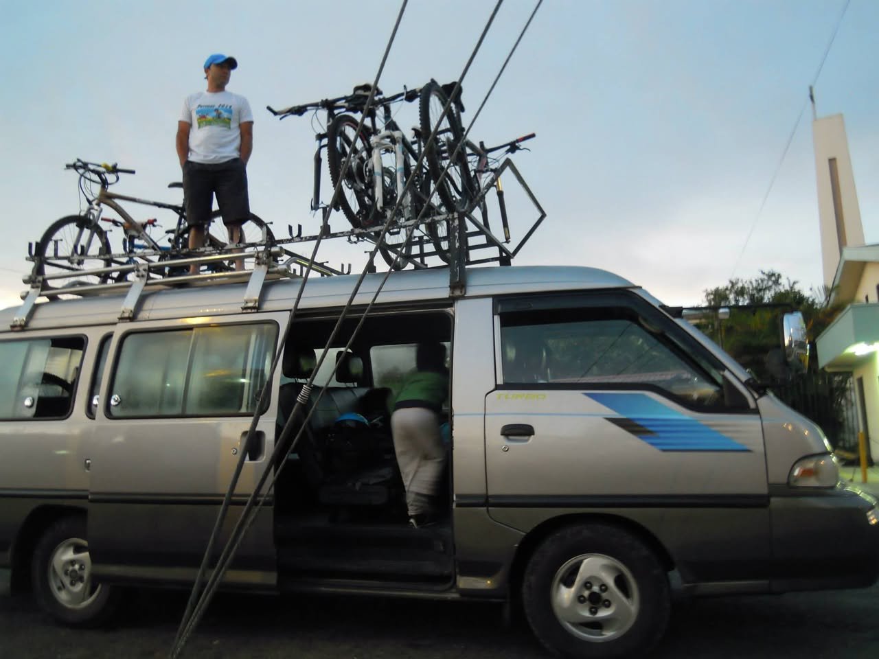 Un vehículo cargado de bicicletas