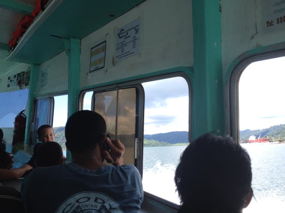 Dentro de la lancha rumbo a la Península de Osa