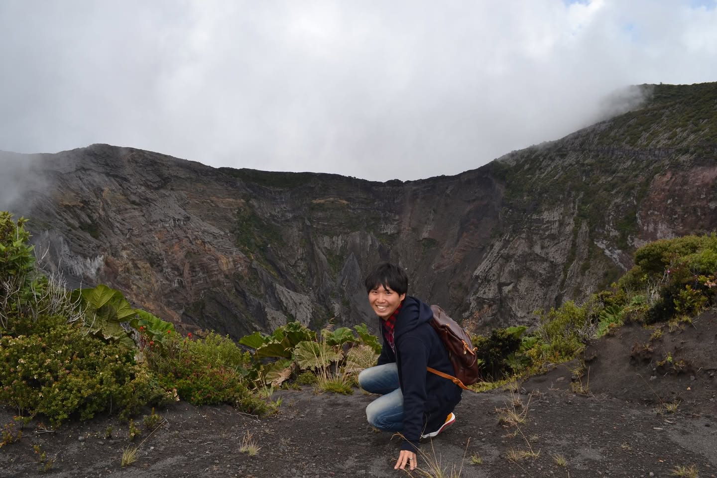 空の噴火口の前で