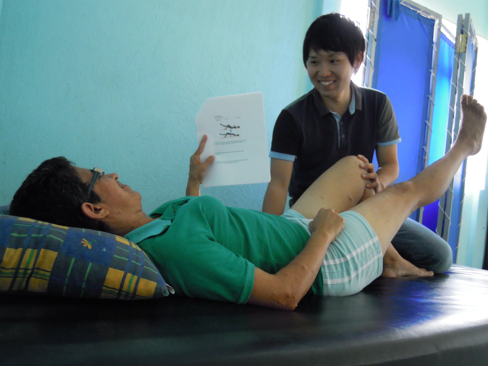 El autor haciendo terapia de ejercicio con un paciente en la clínica de San Vito