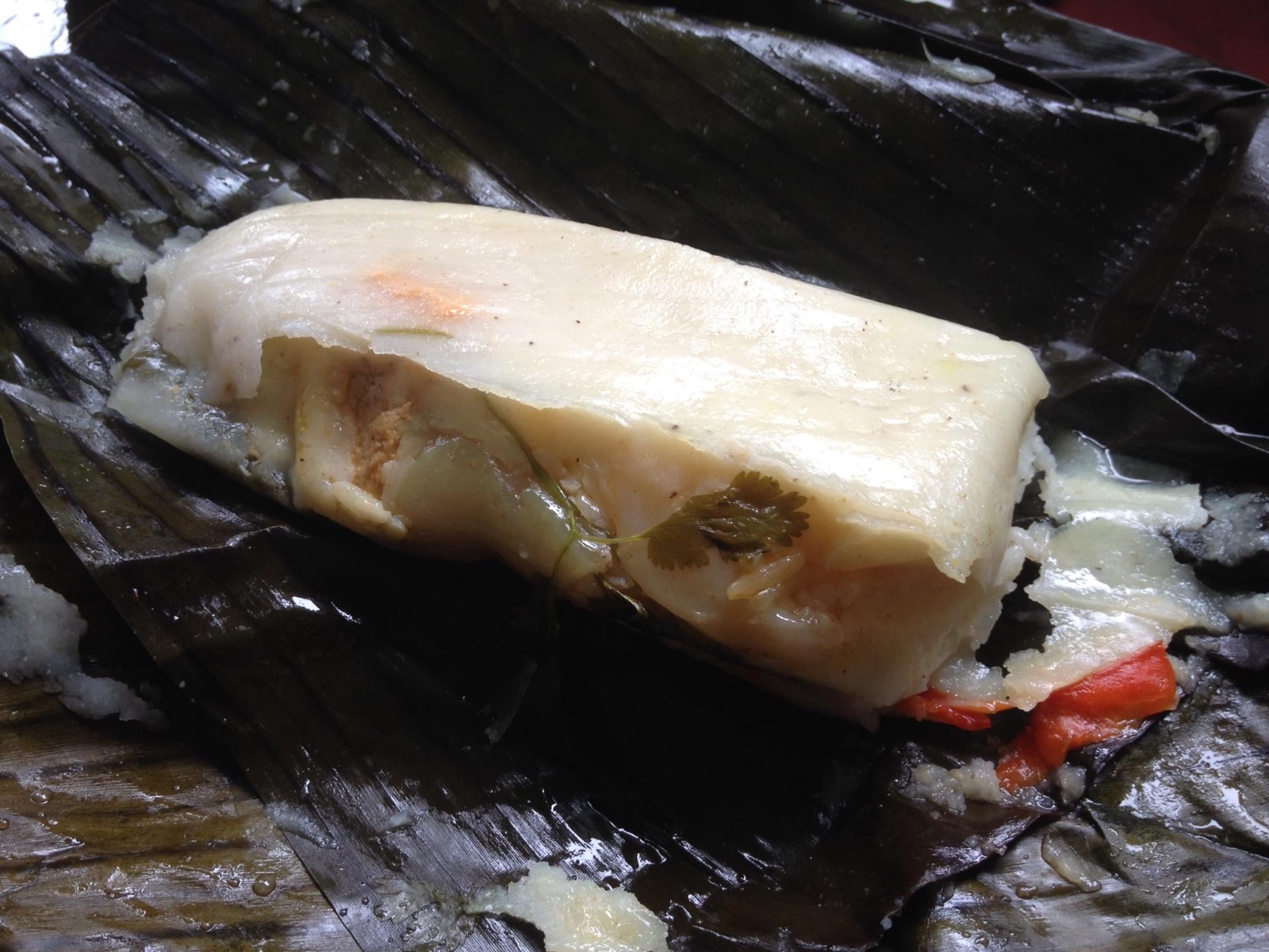 Tamal abierto: arroz, carne de cerdo y culantro