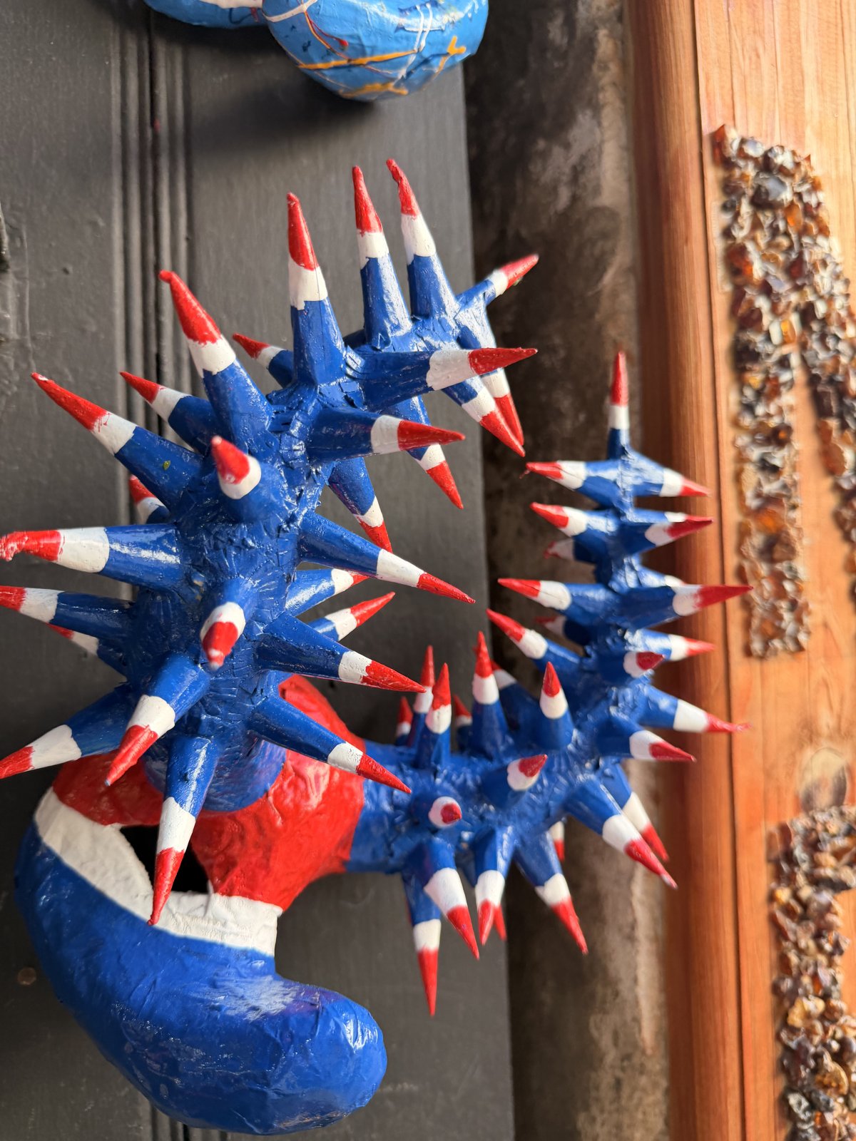 Máscaras de Diablo Cojuelo con cuernos llenos de púas, pintadas de azul, rojo y blanco como la bandera dominicana