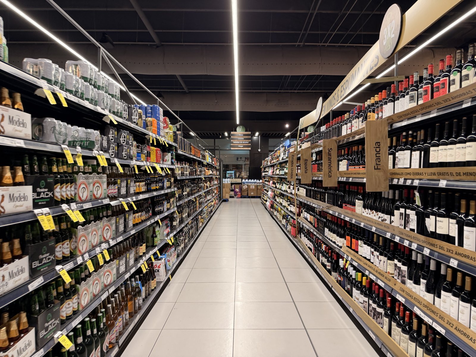 ビールとワインが並ぶ酒売り場の通路