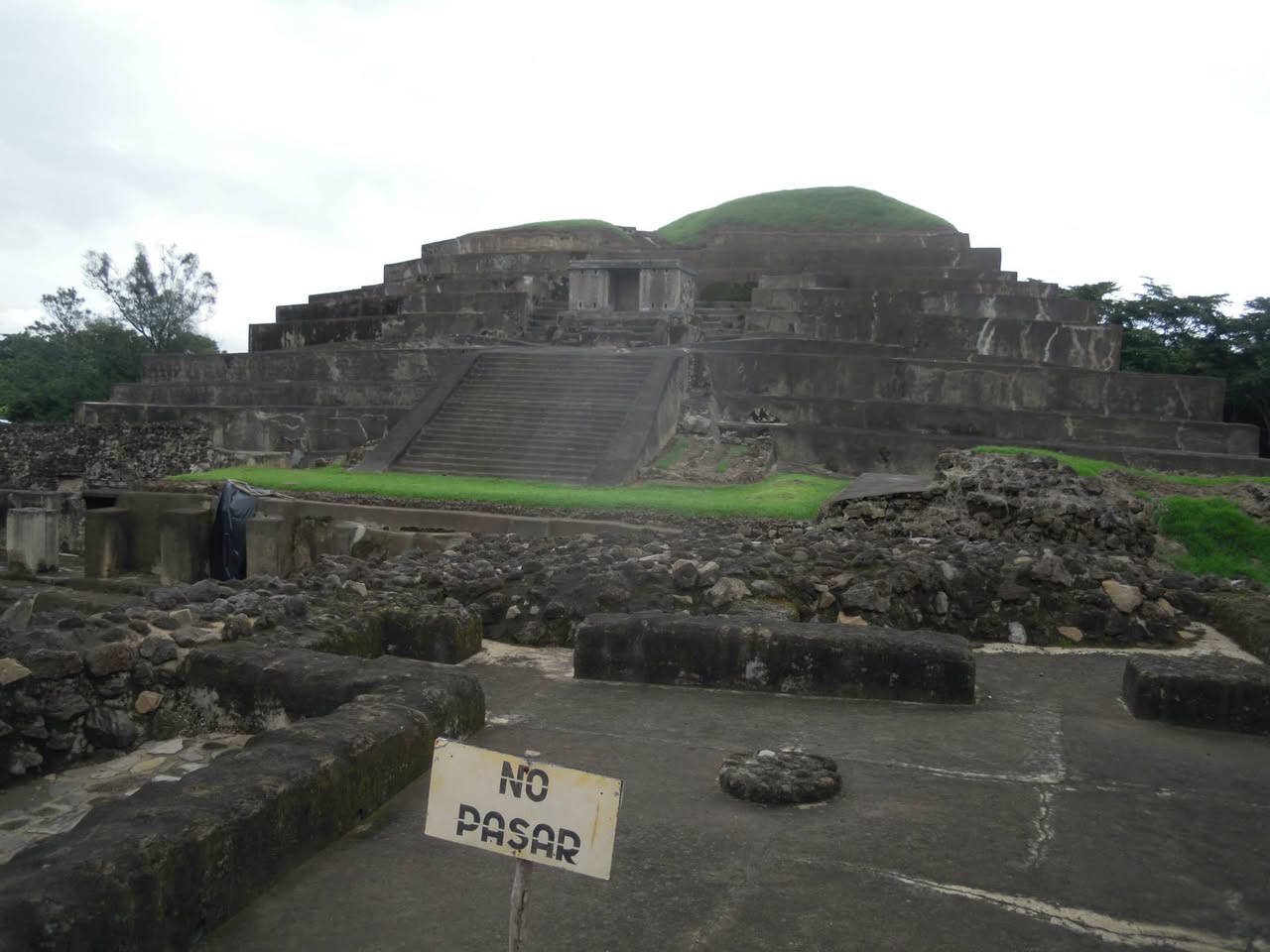 タスマル遺跡 正面からの眺め