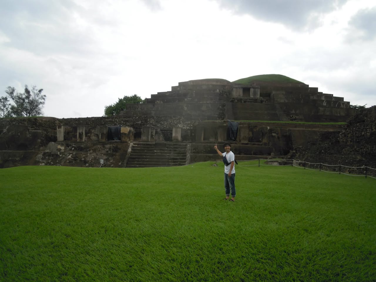 タスマル遺跡のピラミッドの前に立つ