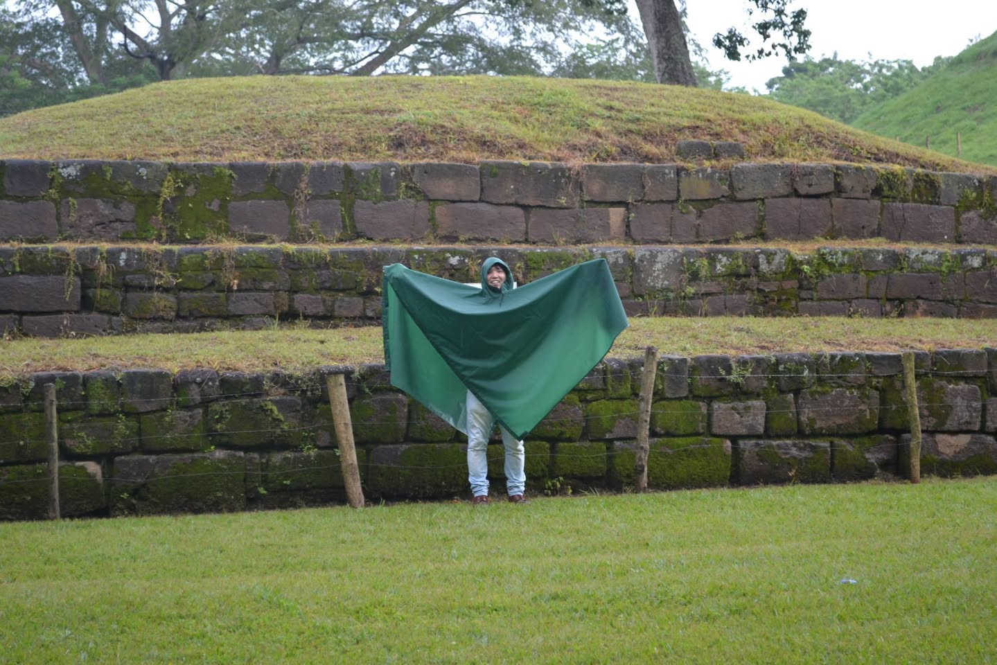 雨の中のタスマル遺跡