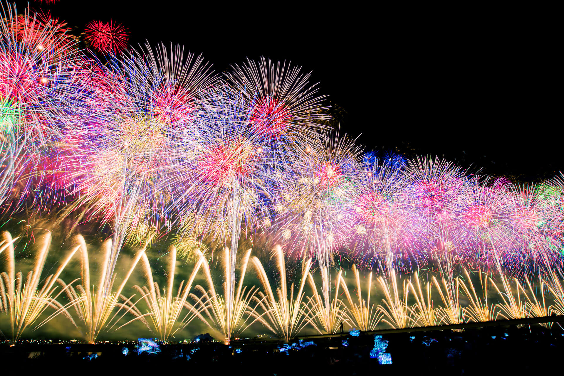 長岡花火大会の夜空を彩る花火