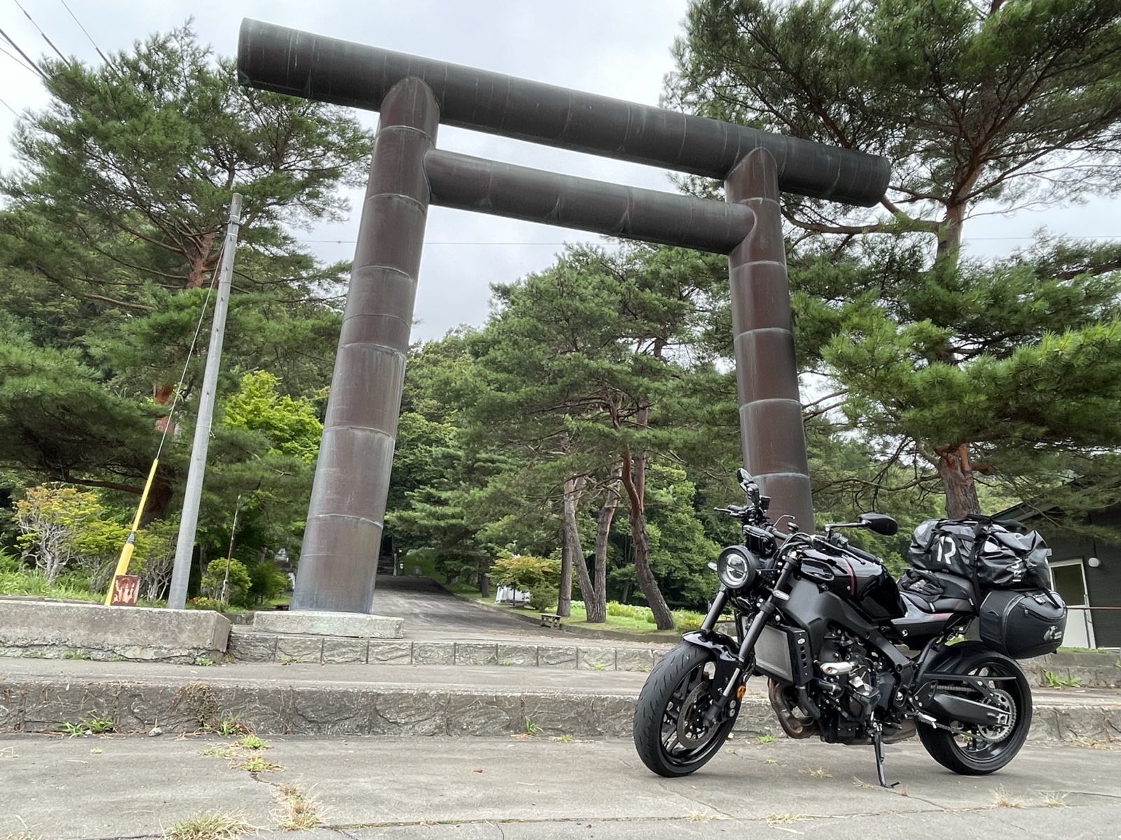 義経神社の鳥居とXSR900