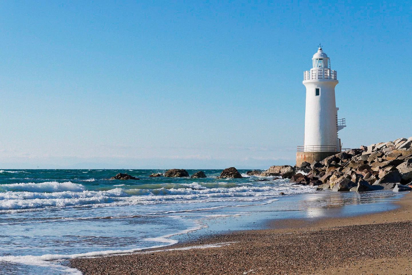 伊良湖岬の白い灯台と冬の海