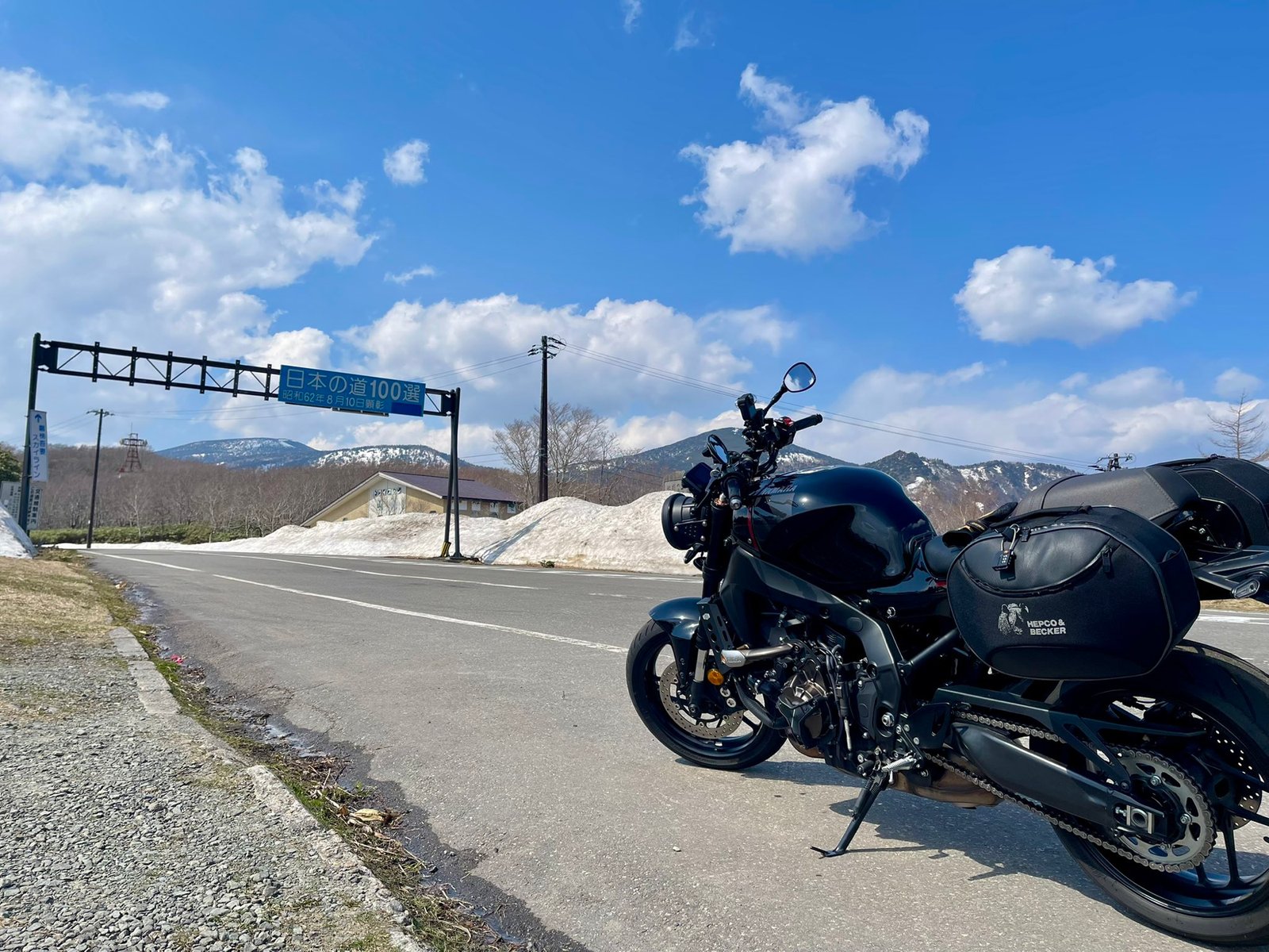 残雪の壁が残る磐梯吾妻スカイラインとXSR900