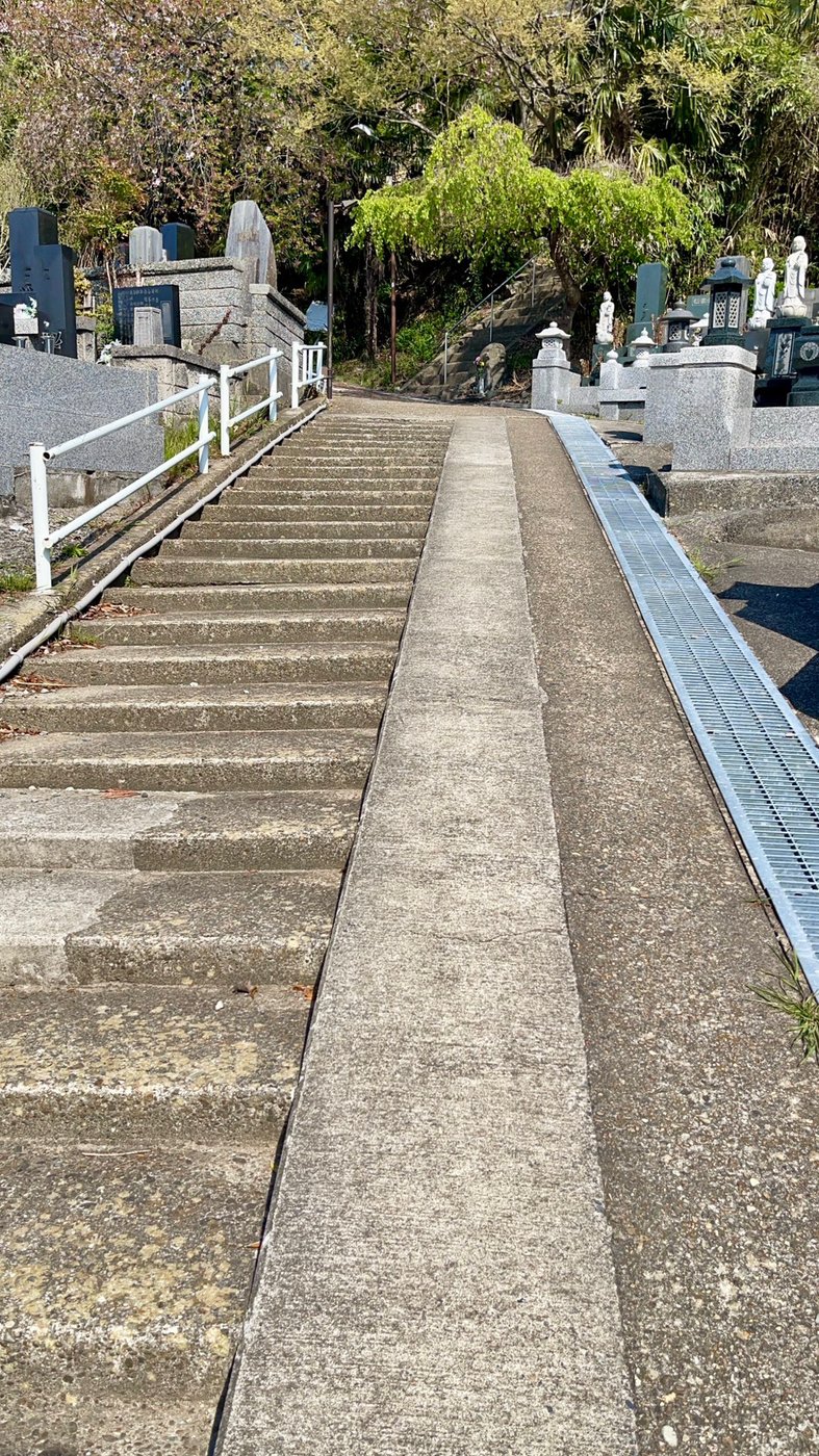 丘の墓地に設けられた、階段脇のスロープ