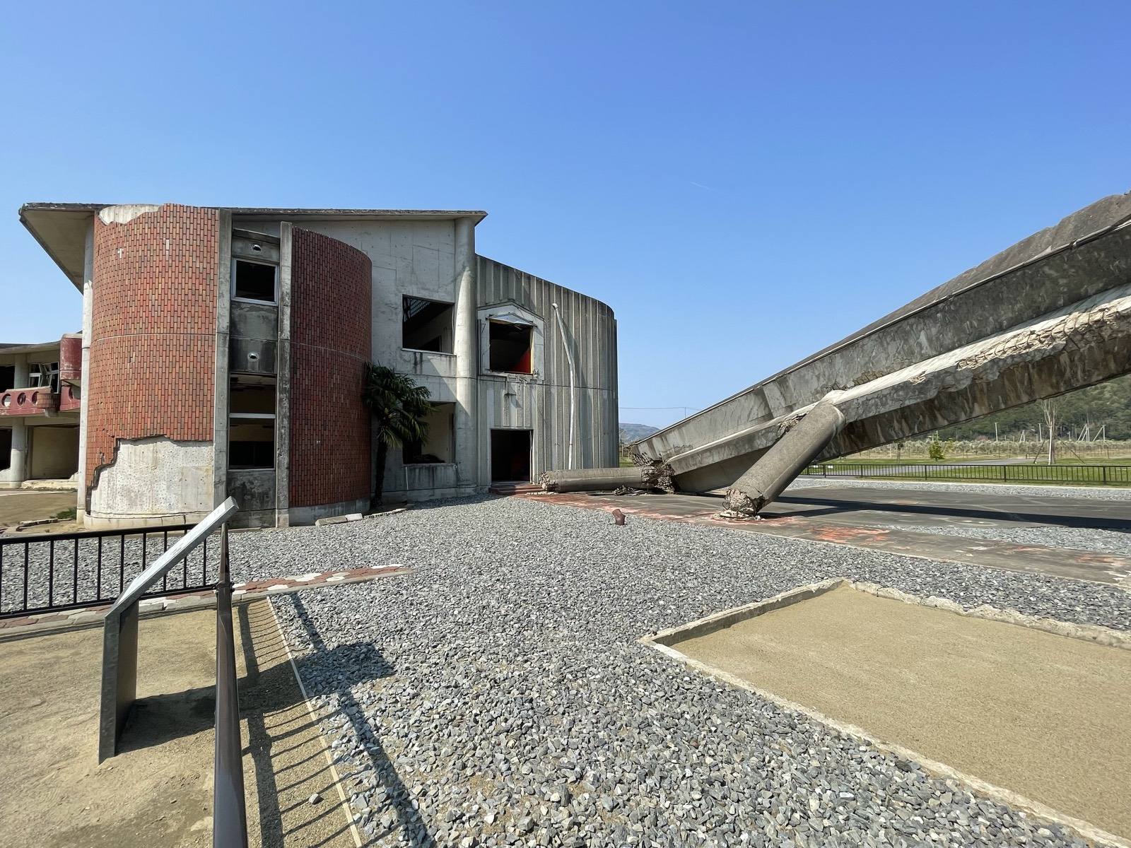 The collapsed second-floor corridor of Ōkawa Elementary School