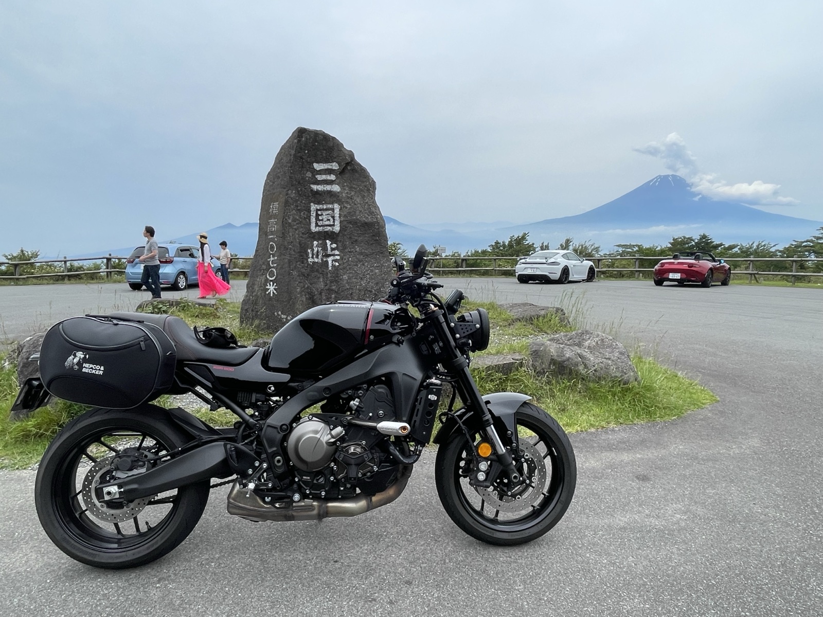 三国峠にて。XSR900と富士山