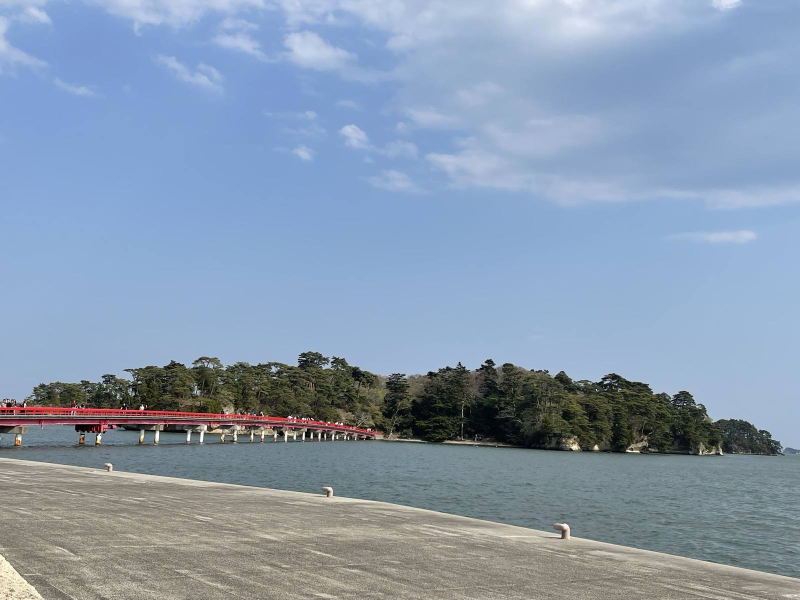 El puente de Fukuura en Matsushima, visto desde la orilla
