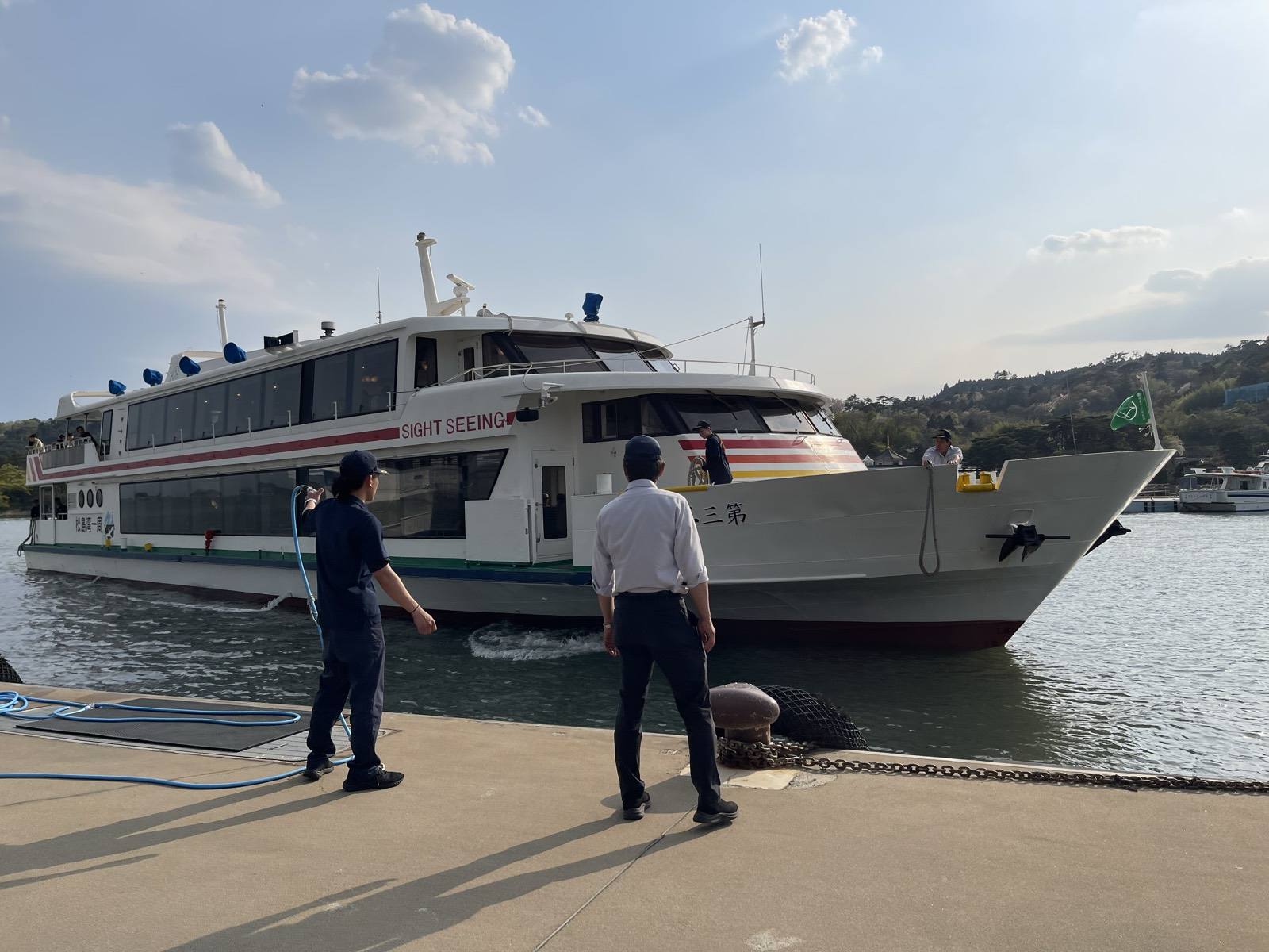 Un barco turístico que recorre la bahía de Matsushima