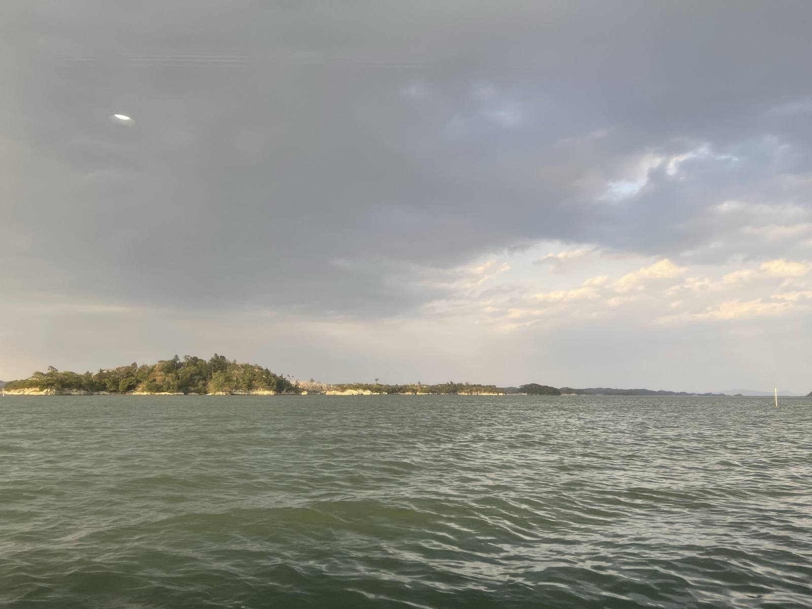 Las islas de la bahía de Matsushima bajo un cielo levemente nublado