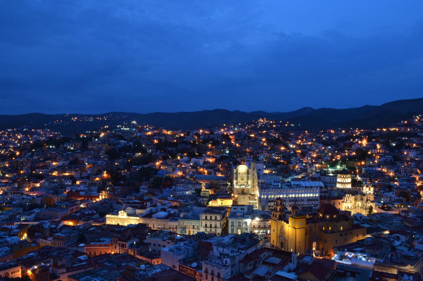 「宝石箱の街」グアナファト｜ピピラ像の夜景と接吻の小道、ミイラ博物館の真実