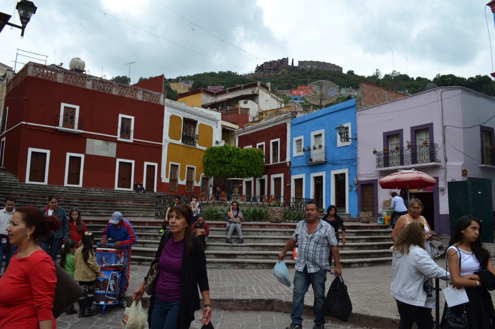 グアナファトの広場とカラフルな家々