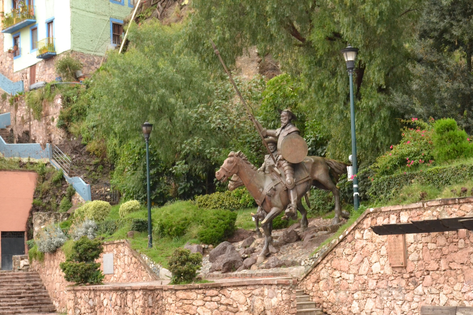 ドンキホーテとサンチョ・パンサの像