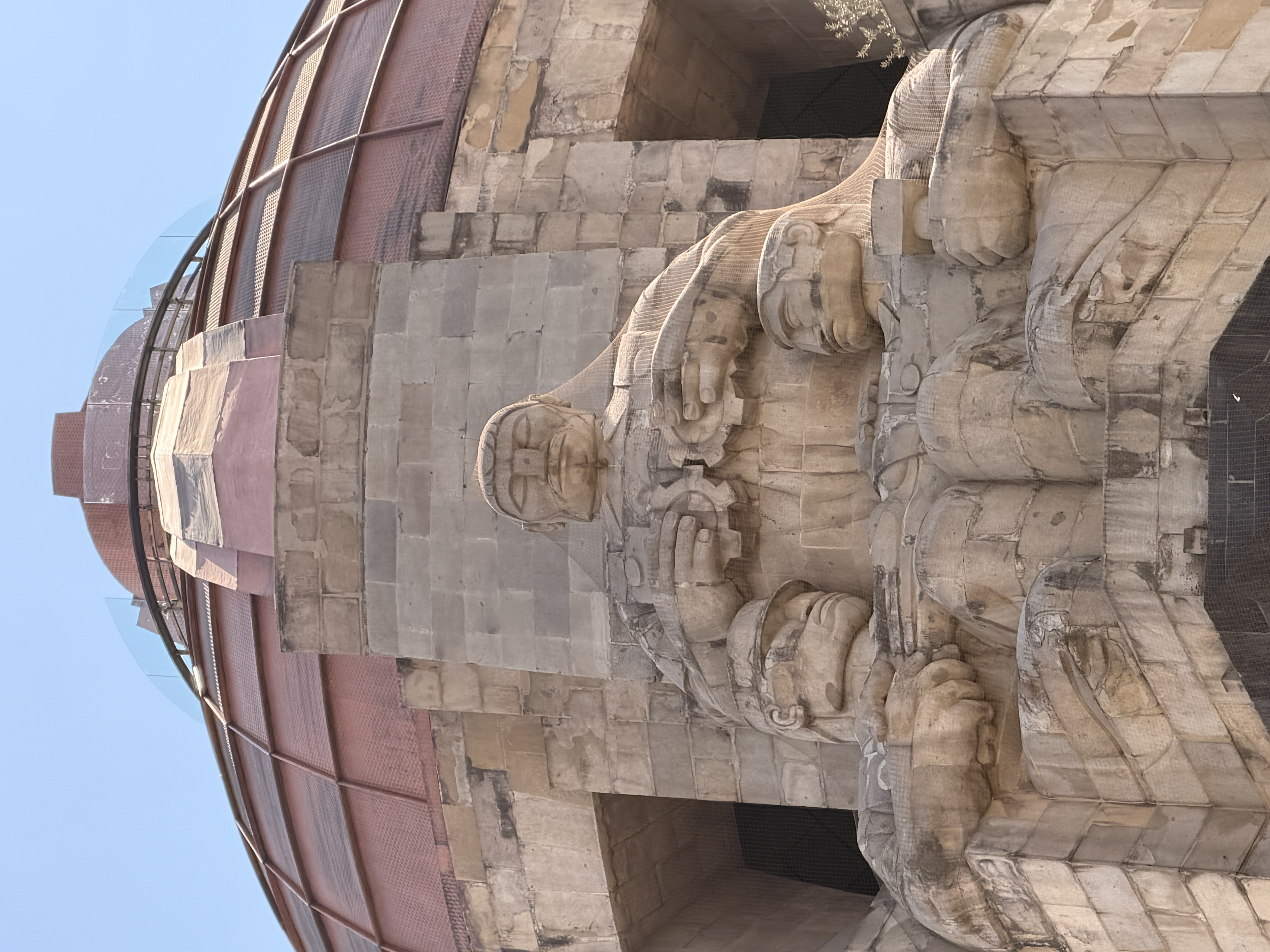 革命記念塔の彫刻