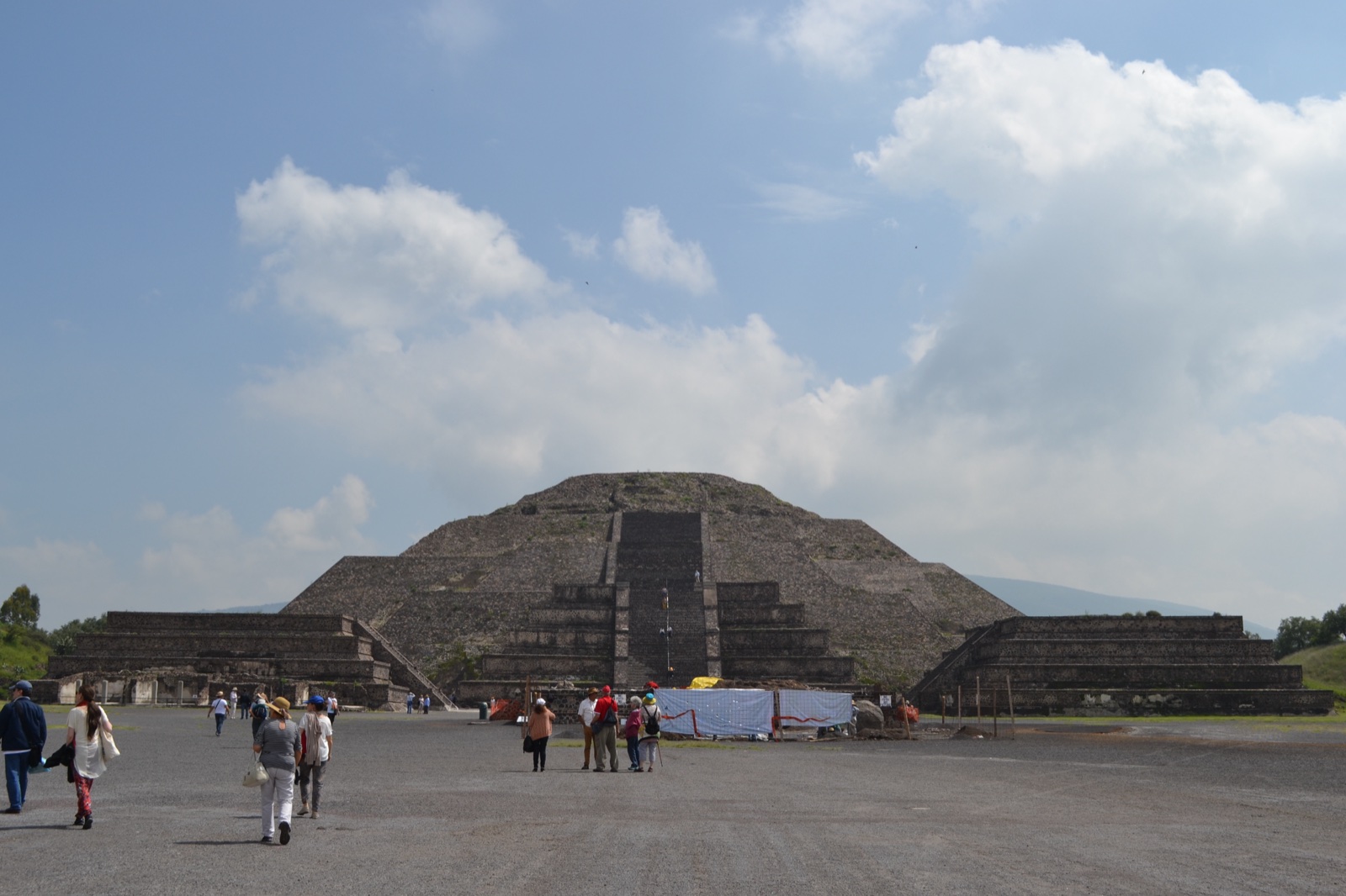 月のピラミッドの正面