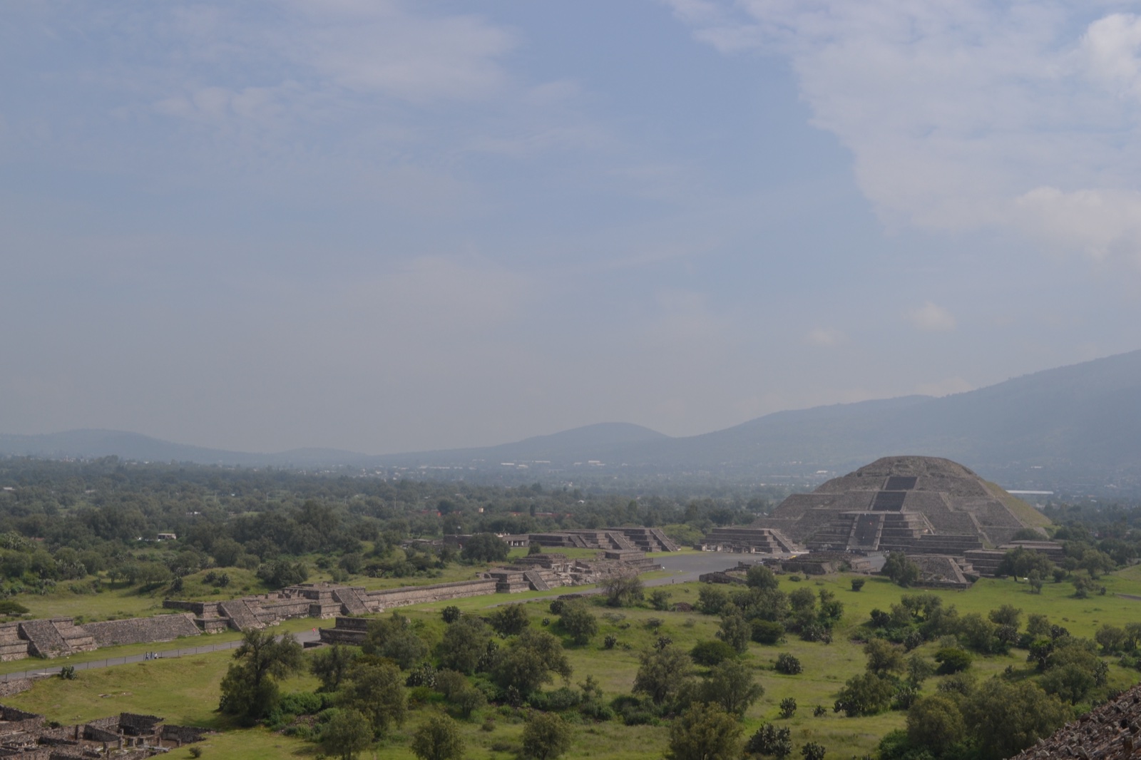 太陽のピラミッドから見た月のピラミッドとセロ・ゴルド