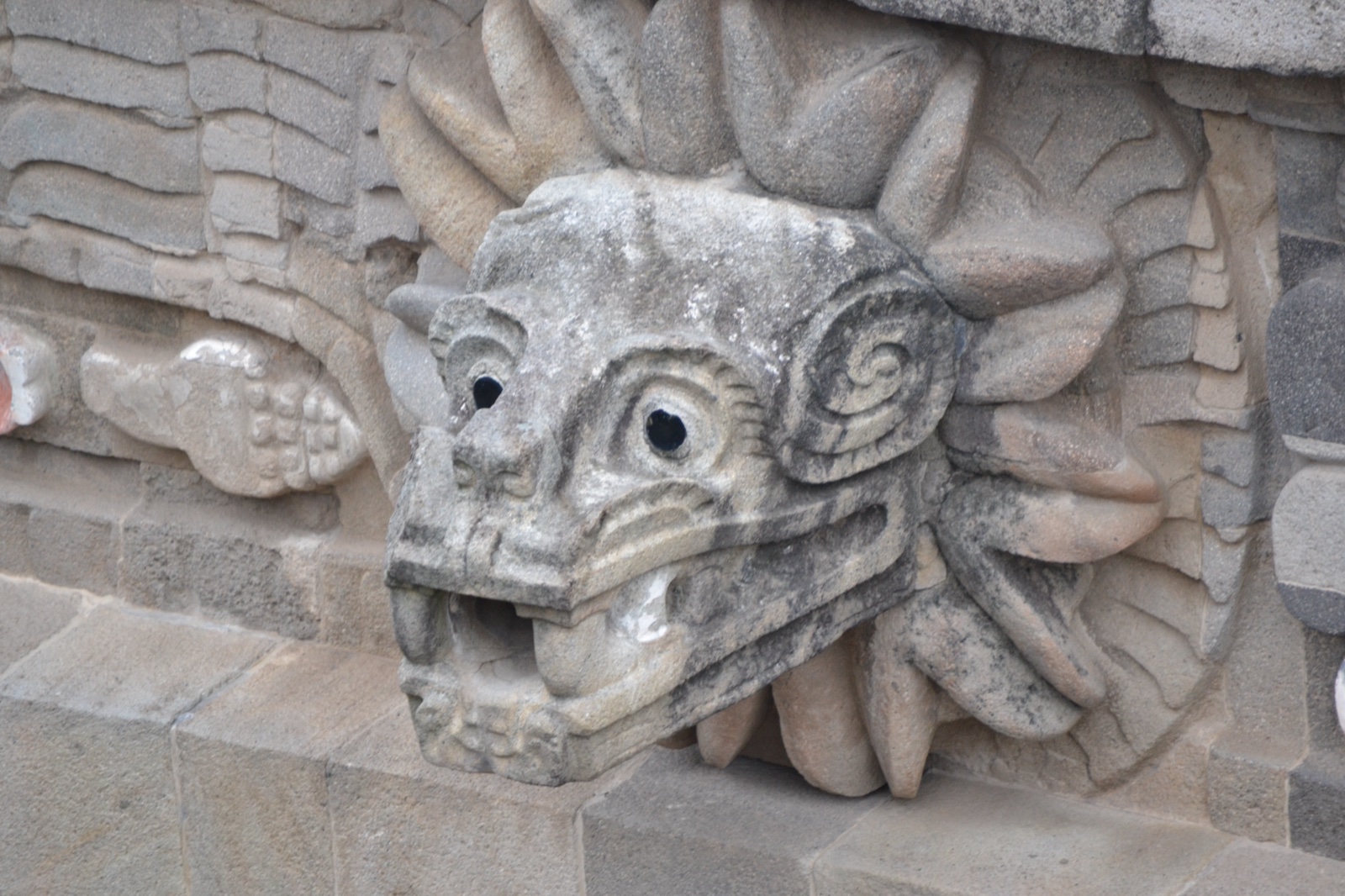 羽毛の蛇神殿のケツァルコアトル頭部彫刻