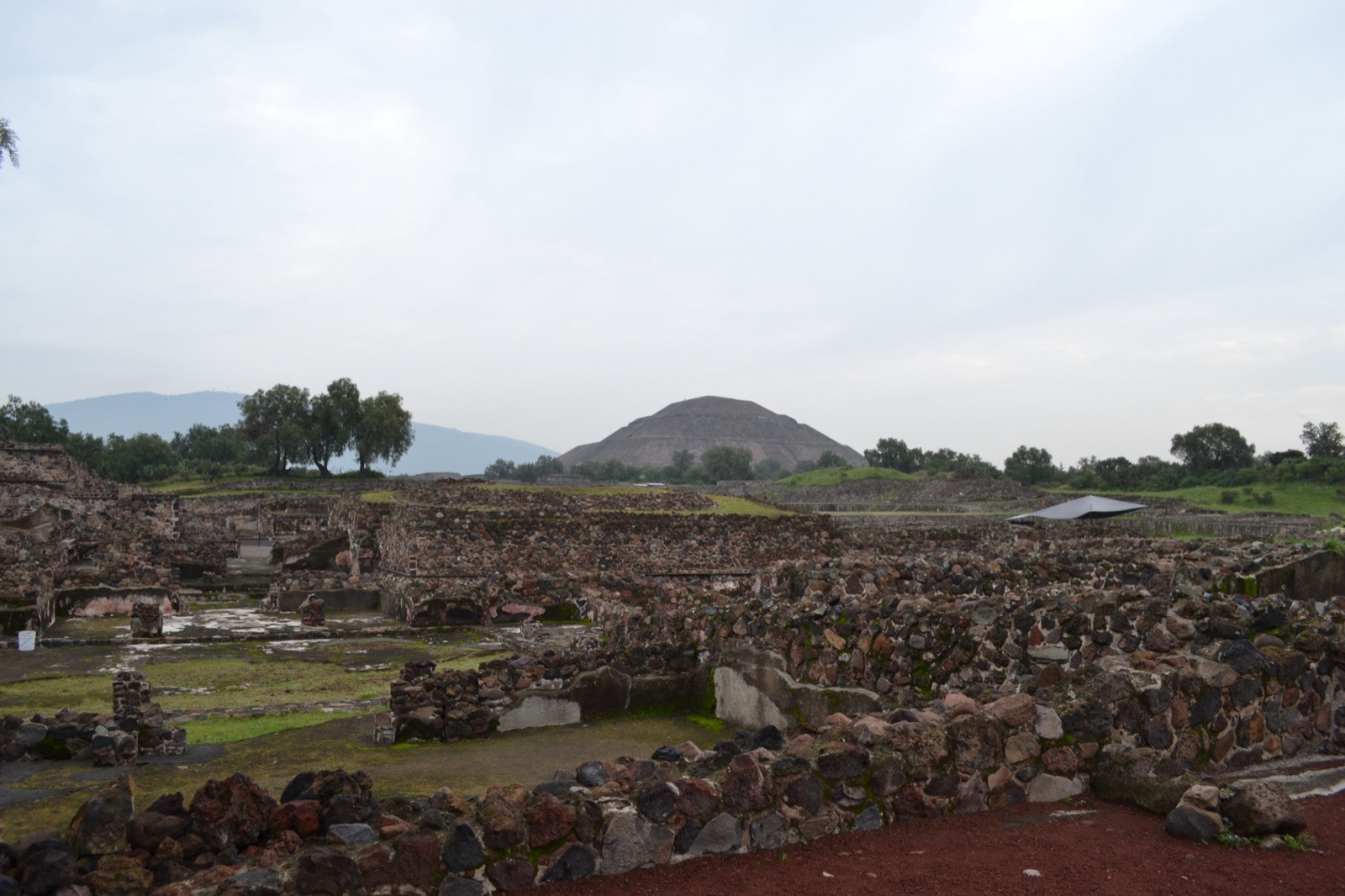 住居区画越しに見える太陽のピラミッド