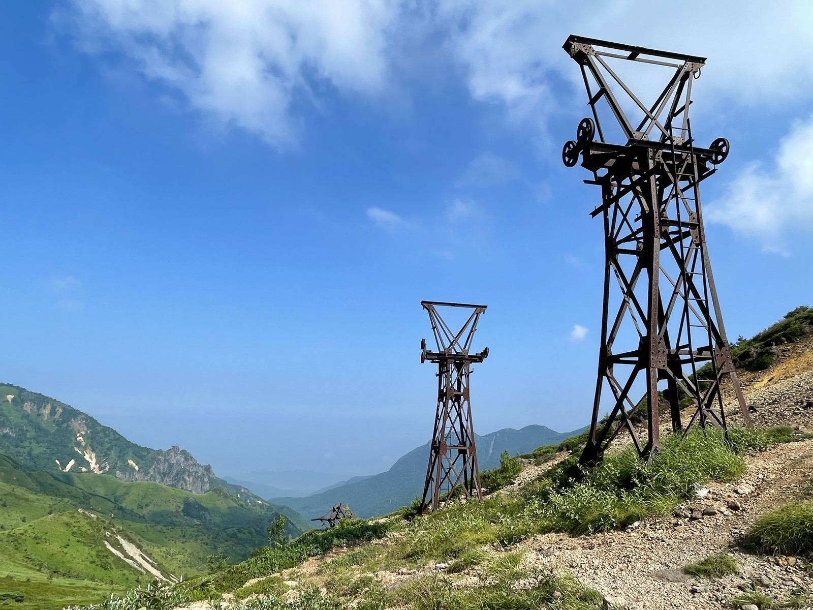 The Ogushi Mine's old ropeway towers on the slope at Kenashi Pass
