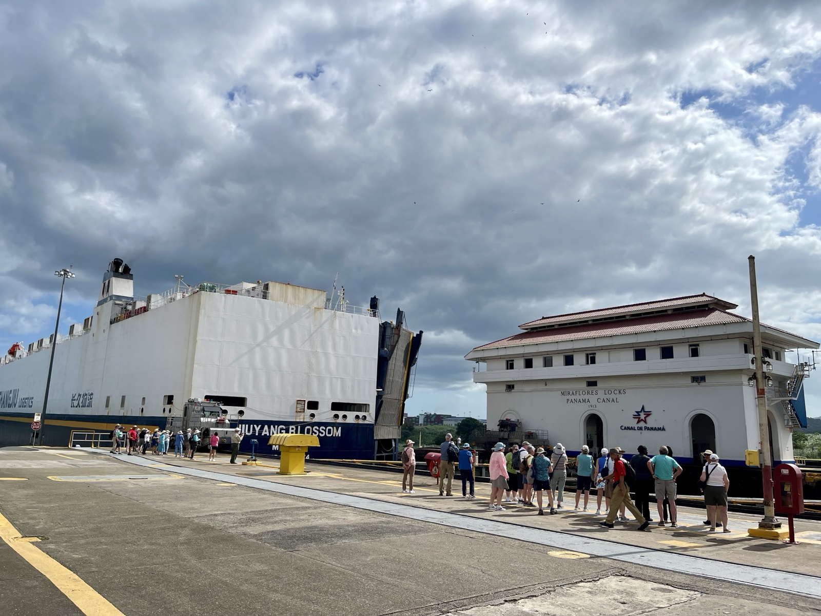JIUYANG BLOSSOMとミラフローレス閘門の建物