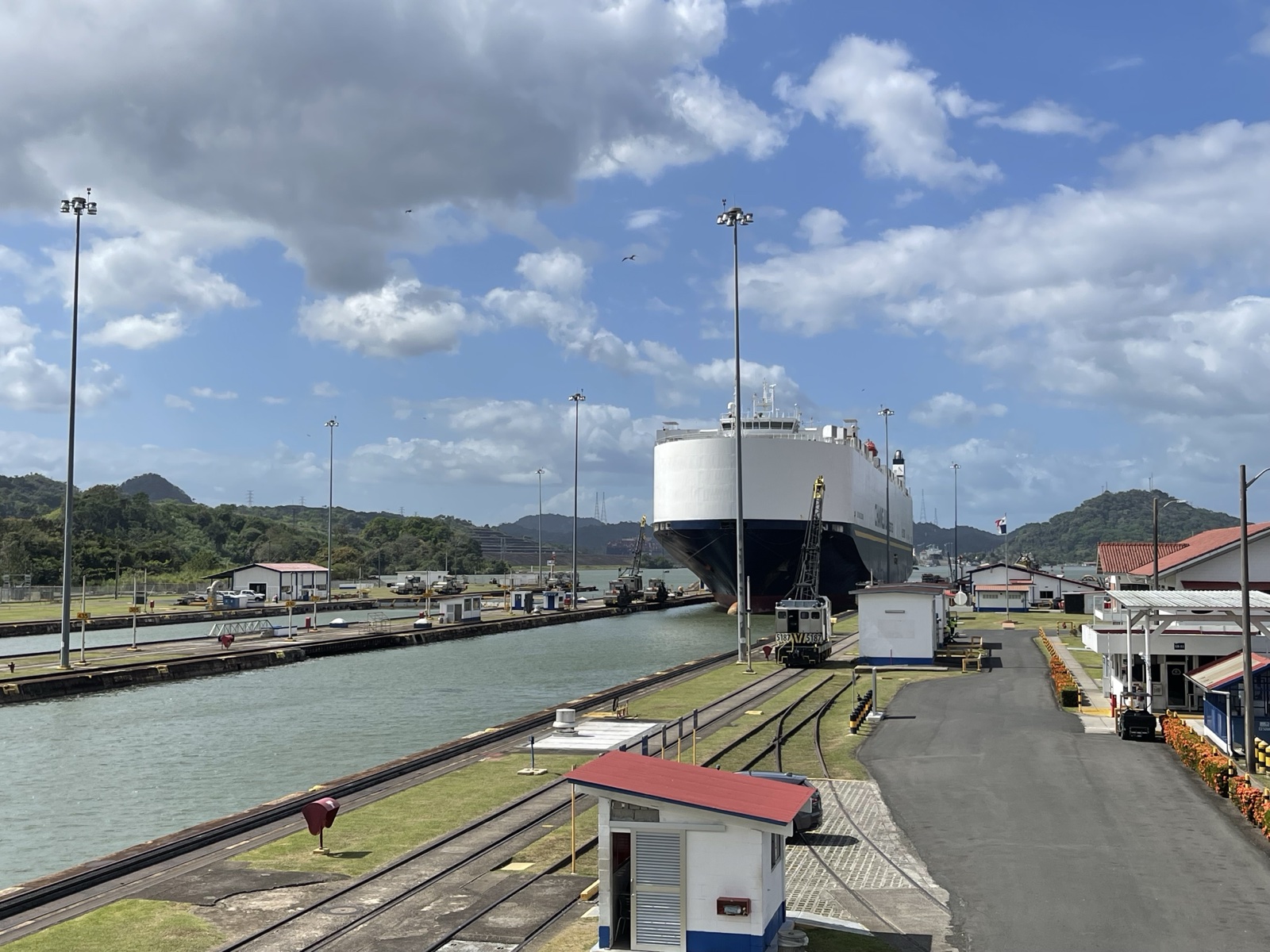 ミラフローレス閘門に入るJIUYANG BLOSSOM