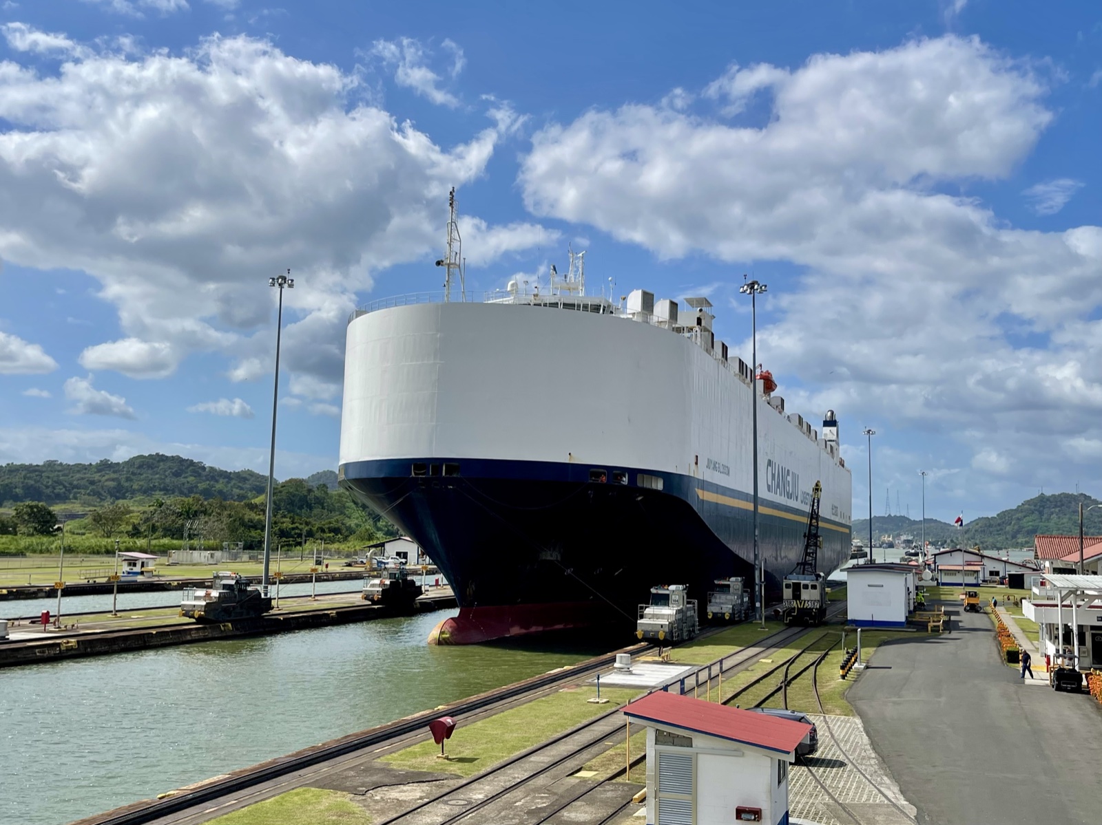 閘門内の船と見学デッキ