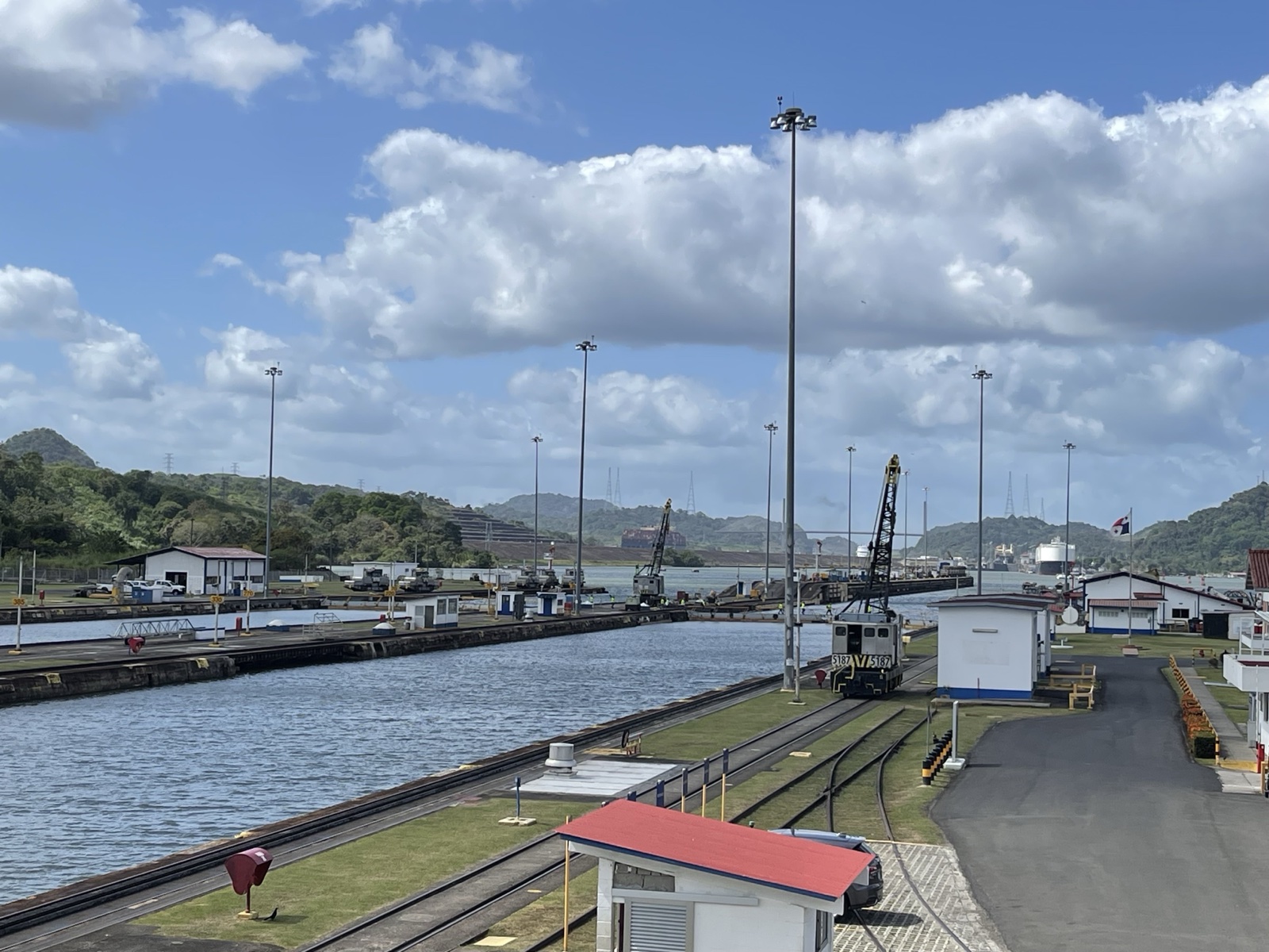 空のミラフローレス閘門とミュール