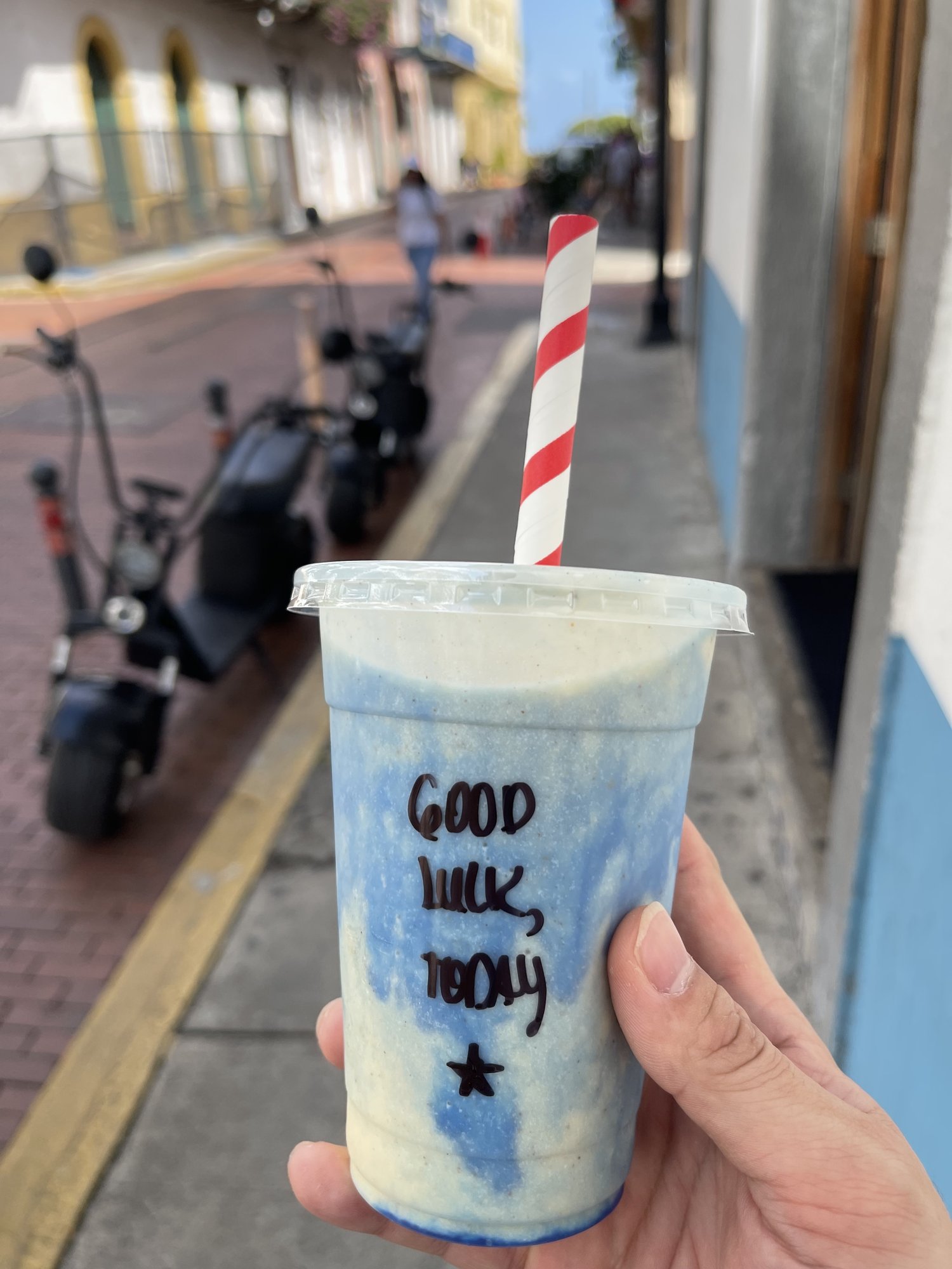 GOOD LUCK, TODAYと手書きされた青いシェイク