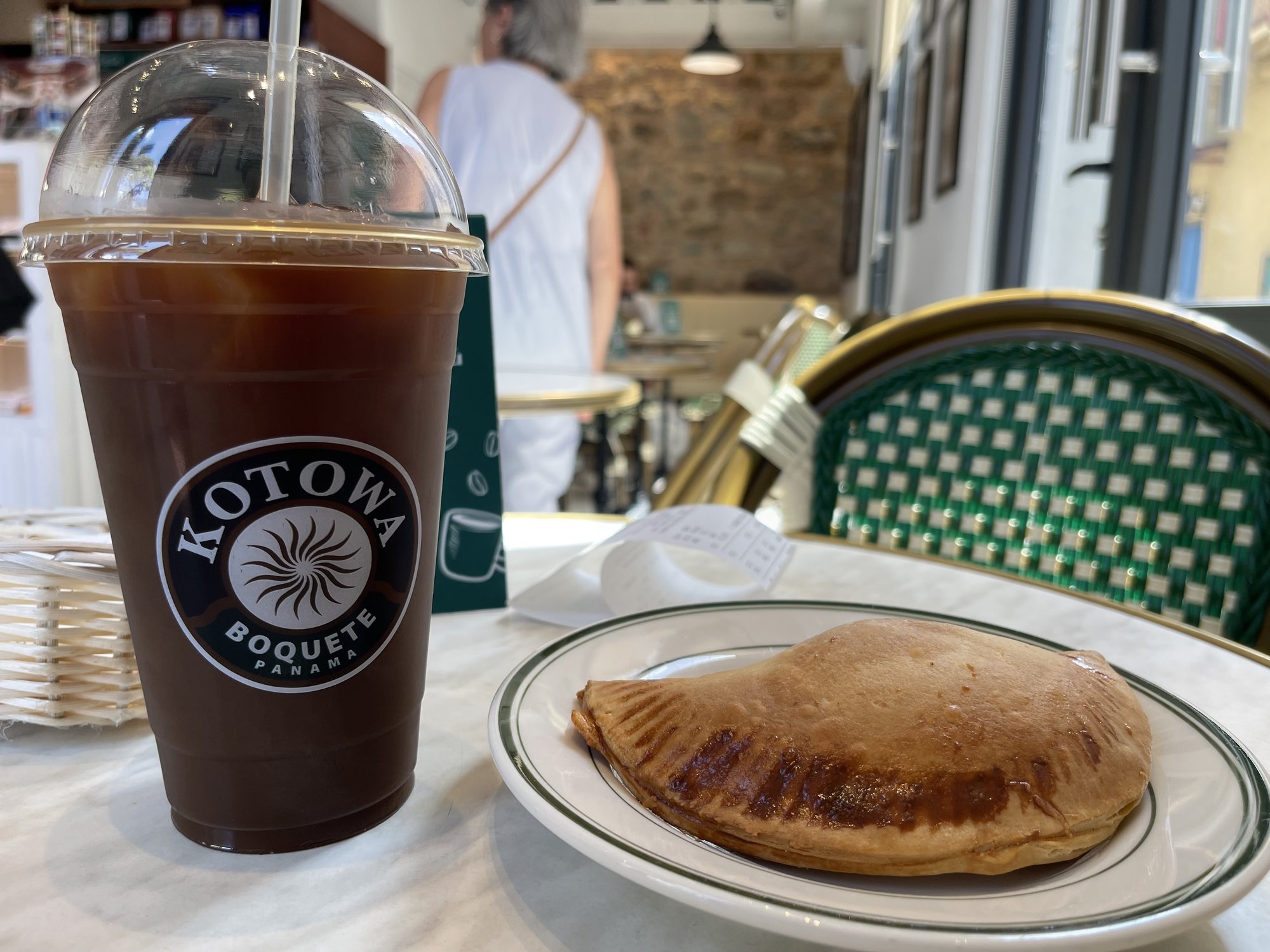 Kotowa Coffee Houseのアイスコーヒーとエンパナーダ