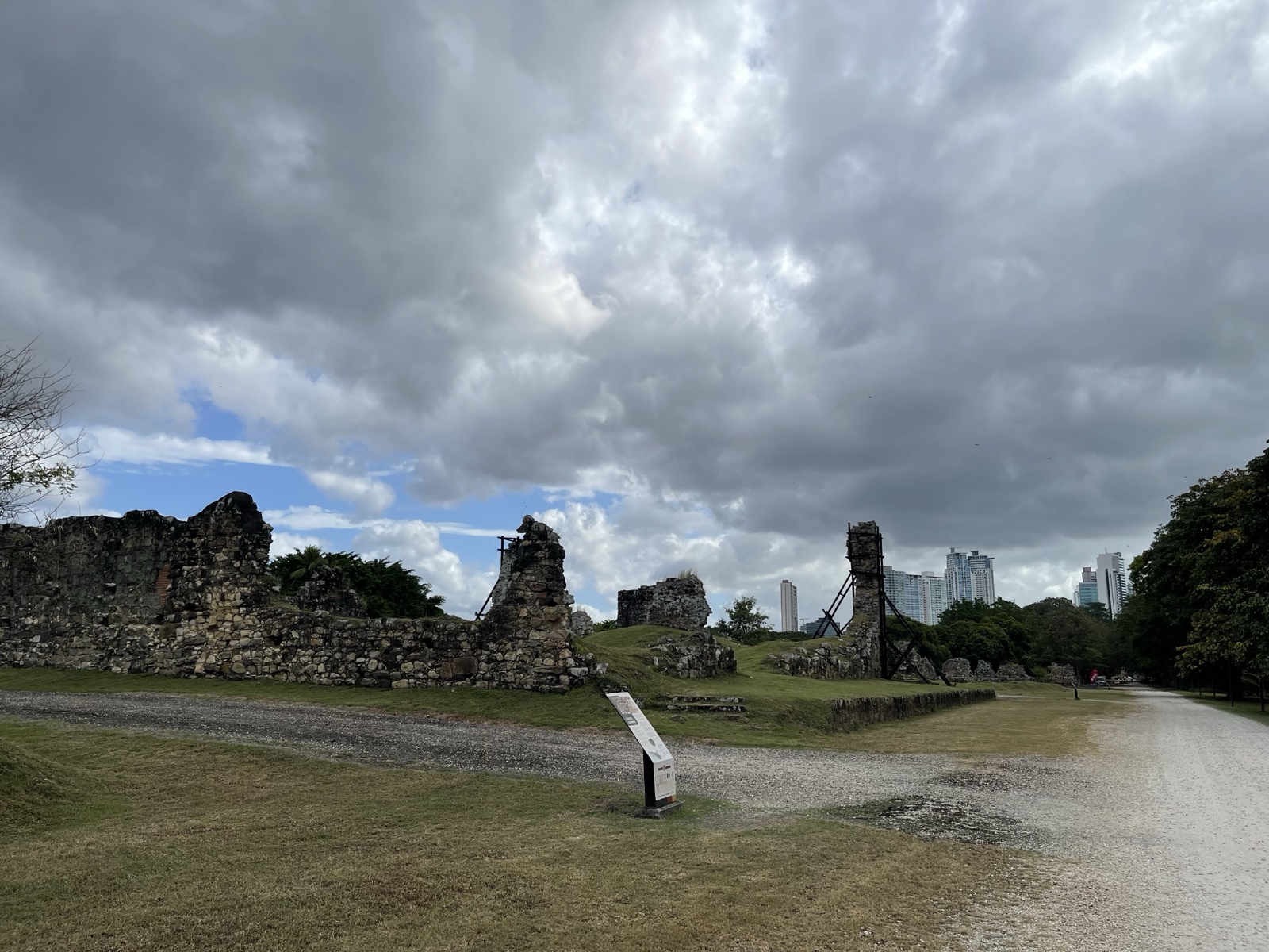 パナマ・ビエホの廃墟と現代のスカイライン