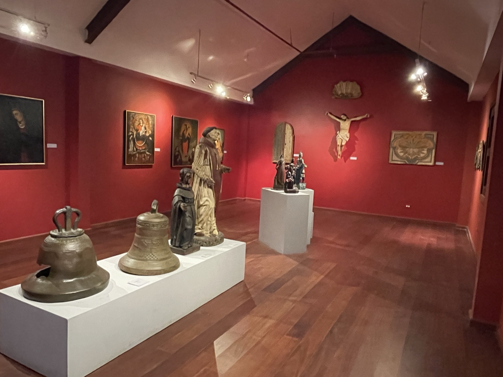 植民地時代の宗教芸術展示