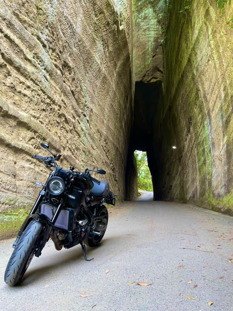 XSR900と燈籠坂大師の切通しトンネル