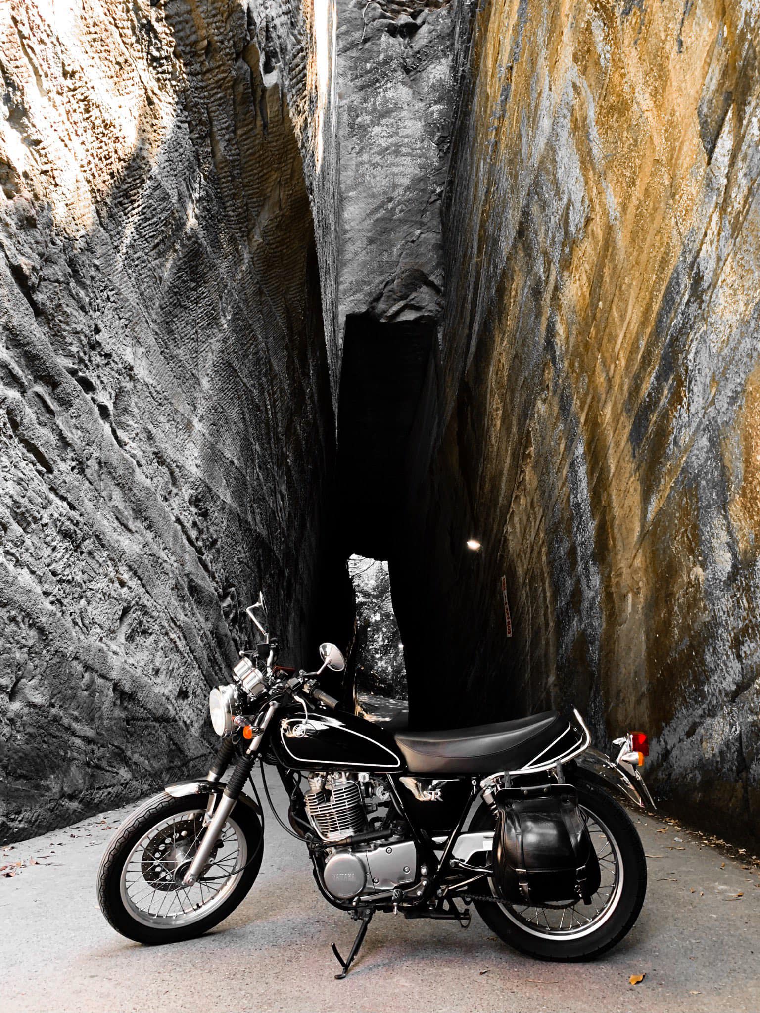 SR400と燈籠坂大師の切通しトンネル