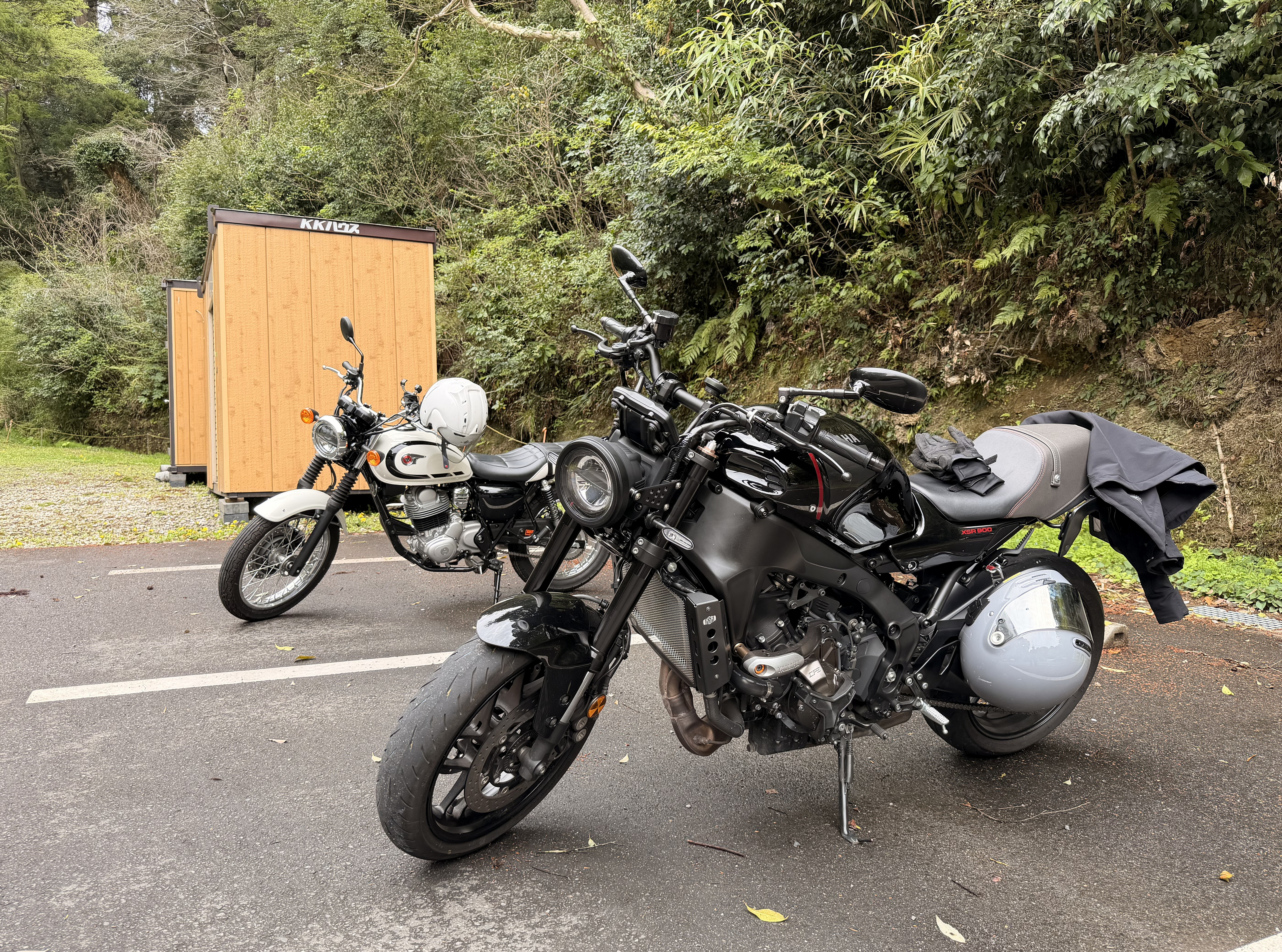駐車場のXSR900